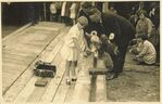 18 juli 1931: Catharina Lokker legt de eerste steen. Ferdinand Jantzen staat achter haar.
<br/>
Particuliere collectie, 1931